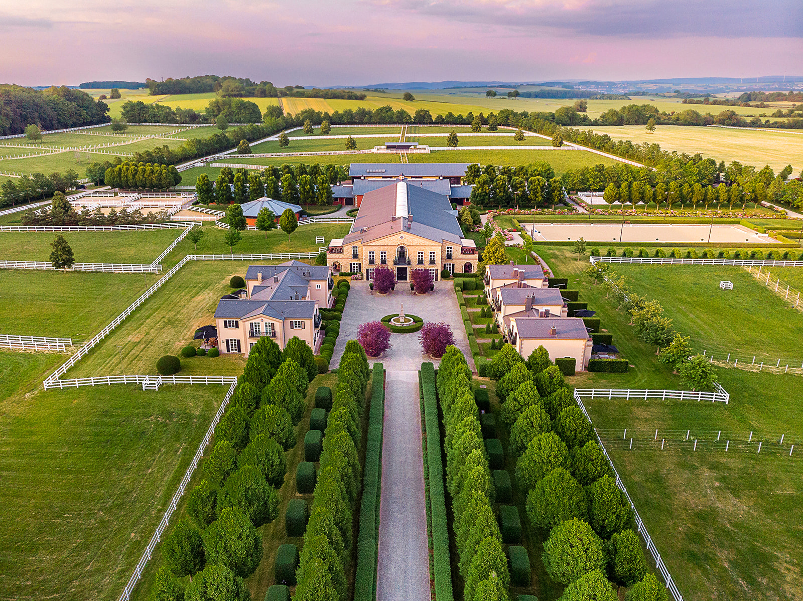 Land of Horses-Gestüt Peterhof, une écurie de dressage et un haras de renommée internationale situés sur la Moselle, en Allemagne, mis sur le marché par Unicorn